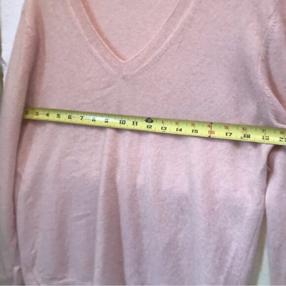 Vince 100% Cashmere VNeck Pullover Sweater Knit Pink  Soft Cozy Relaxed Preppy M - Picture 10 of 11